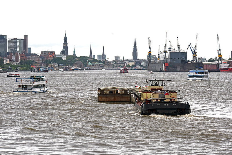 Port of Hamburg: Sea and inland harbour